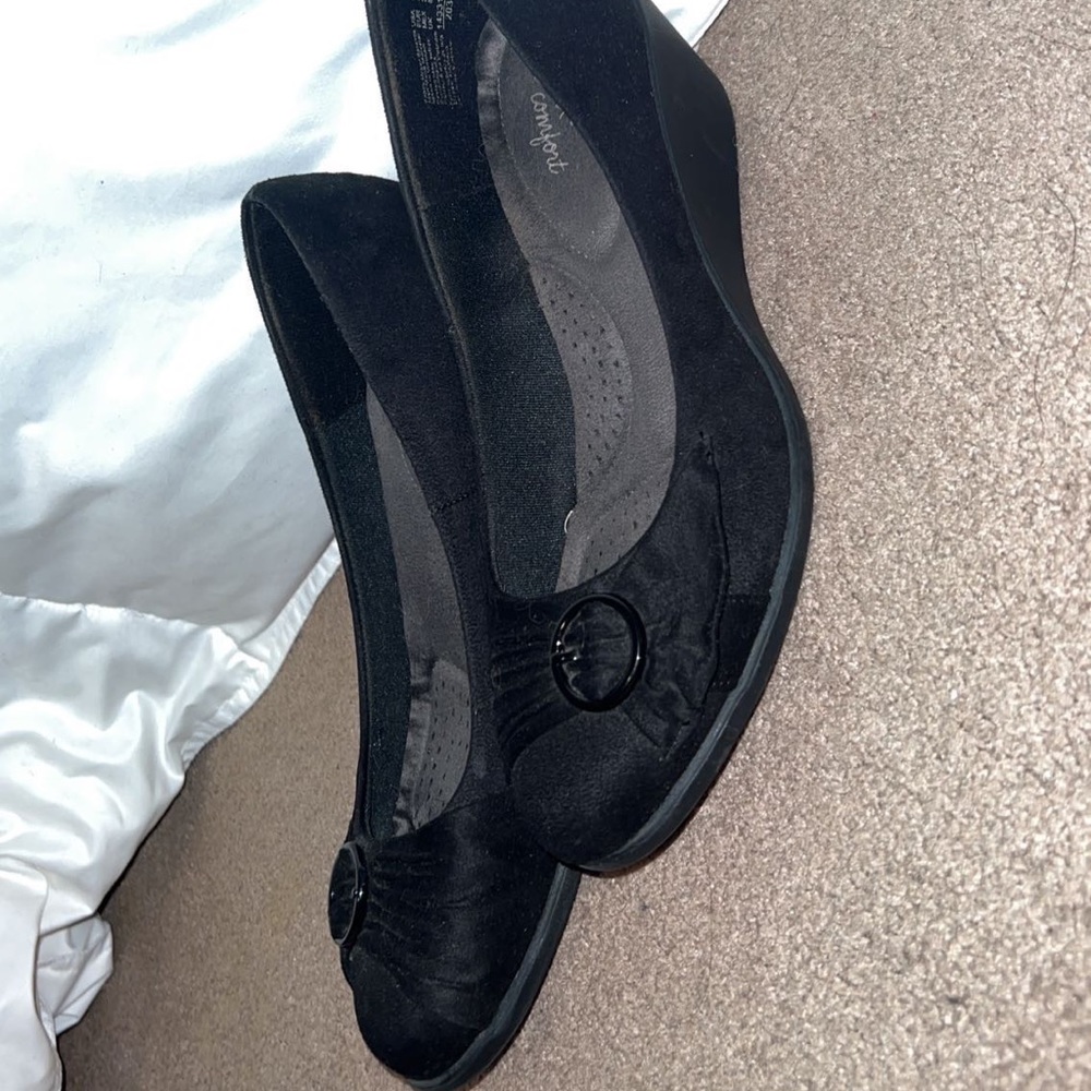 Black wedges